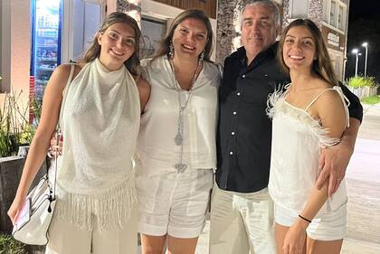 Martu (a la izquierda), junto a su mamá, Noel; su papá, Sergio; y su hermana, Vicky.