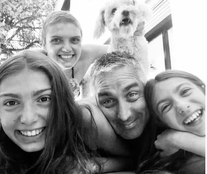 Martu (izquierda) con su familia y perrito a comienzos de 2018. En esa época, la adolescente estaba terminando su tratamiento por anorexia y Noel por cáncer de mama.