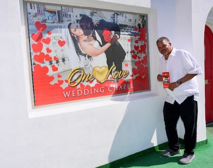 Marty Frierson el propitario denOne Love Chapel, la capilla donde se casaron Kourtney Kardashian y Travis Barker (Crédito: Michael Anthony para The Sun)