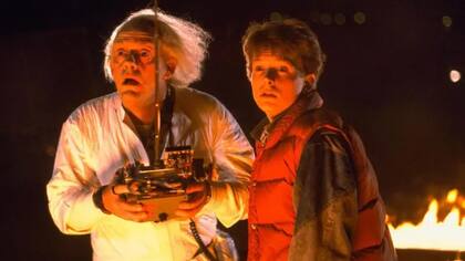Marty McFly (Michael J. Fox, der.), un adolescente de California, regresa a los años 50 cuando un experimento de su excéntrico amigo científico Doc Brown (Christopher Lloyd) sale mal