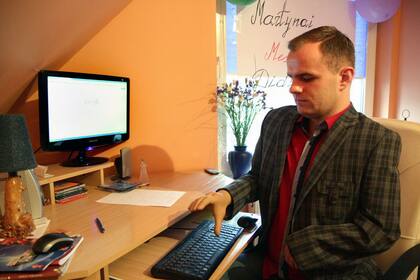 Martynas Girulis, con un problema neuromuscular de nacimiento, recuperó la movilidad de su brazo con un implante ortopédico robótico