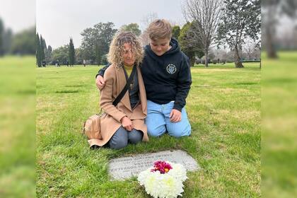 Maru Botana junto a su hijo Juan Ignacio frente a la tumba de Facundo (Foto Instagram @marubotanaok)