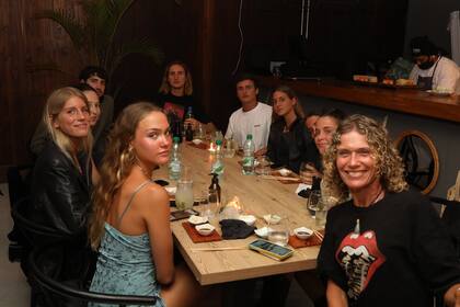 Maru Botana y su familia, disfrutando de una cena descontracturada