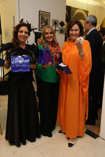 Marusia Izrastoff, Cecilia Nuñez Lamelas y Chantal de Erdozain junto a los pisapapeles de la Joyería Jean Pierre. En el Auditorio se proyectó un video de la Fundación García Uriburu, con la voz en off de Blanca Isabela Alvarez de Toledo, entonces esposa del artista, contando y mostrando la coloración de Venecia.