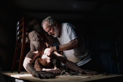 Stern esculpe sus diseños utilizando primero arcilla o espuma, antes de enviar la obra a una fundición de bronce cercana (Mark Abramson/The New York Times)