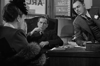 Mary Astor (de espaldas), Humphrey Bogart y Jerome Cowan en El halcón maltés