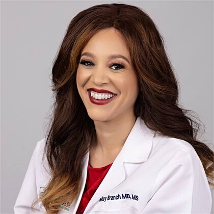 Mary Branch está certificada por la junta en medicina interna