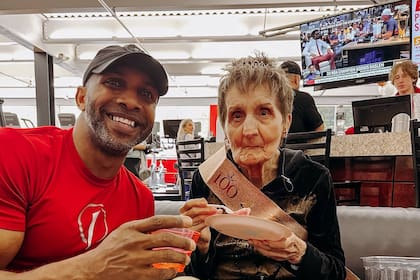 Mary, con 100 años, no se priva de comer su pastel de cumpleaños