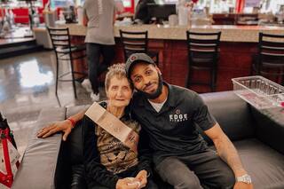 Tiene 100 años y revela su rutina para la longevidad: levanta pesas, come helado y va a la playa