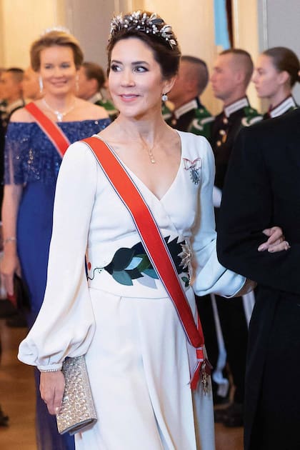 Mary de Dinamarca rescató el vestido que estrenó en la coronación de Guillermo de Holanda y le sumó la tiara de la Medianoche, que no pertenece al joyero real.

l