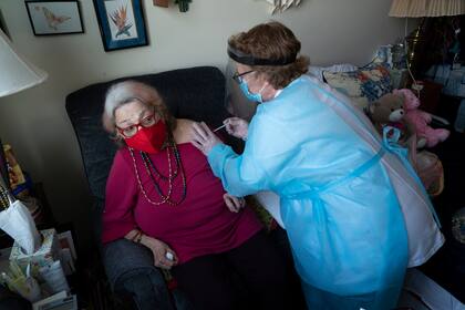Mary Gaylord, farmacéutica de Walgreens, administra una vacuna contra el coronavirus a Harriet Krakowsky en su habitación del Hogar Hebreo en el Bronx, 21 de diciembre de 2020