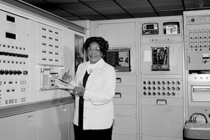 Mary Jackson se graduó de Hampton Institute en 1942 con una doble licenciatura en Matemáticas y Ciencias Físicas