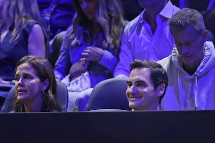 Mary Joe Fernández y Roger Federer, del otro lado del mostrador; entre leyendas, el suizo recibió la mayor aclamación en el estadio de Vancouver.