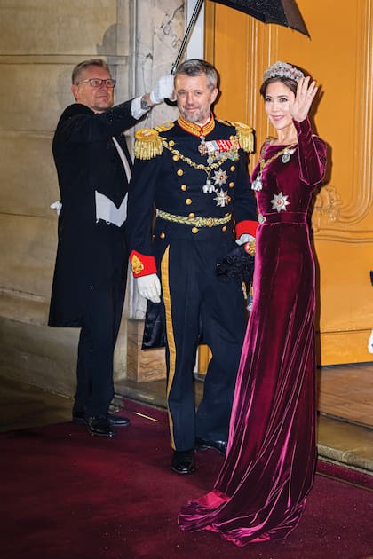 Mary, la futura reina consorte de Dinamarca, con la tiara de rubíes y un vestido de terciopelo de Birgit Hallstein que ya había estrenado en la gala de Año Nuevo de 2005. Federico, elegantísimo con su traje militar
