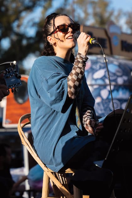 Mary, la hija de Pablo Granados, se lució con sus versiones acústicas de hits como “Flowers” de Miley Cyrus.