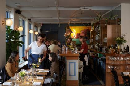 Mary Lane es un bistro alegre ubicado en West Village con mesas al aire libre y un menú centrado en los ingredientes de temporada. (Anna Watts/The New York Times)