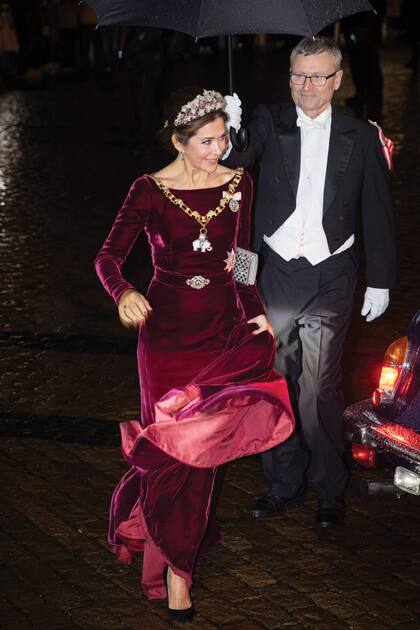 Mary, llegando al palacio, bajo la lluvia.