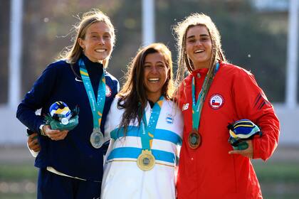 Mary Morgan de EE.UU. (plata), Eugenia de Armas de Argentina (oro) y Ignacia Holscher de Chile (bronce), durante la ceremonia en los Juegos Panamericanos Santiago 2023 en la laguna Los Morros, San Bernardo Santiago
