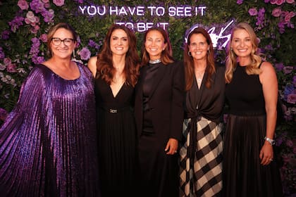 Mary Pierce, Gabriela Sabatini, Iva Majoli, Mary Joe Fernández y Barbara Schett posan juntas en la gala. 