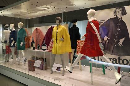 El 3 de abril de 2019, las prendas se muestran durante una sesión fotográfica para la primera retrospectiva internacional de la icónica diseñadora de moda Mary Quant, explorando los años entre 1955 y 1975, en el Victoria and Albert Museum en el centro de Londres.