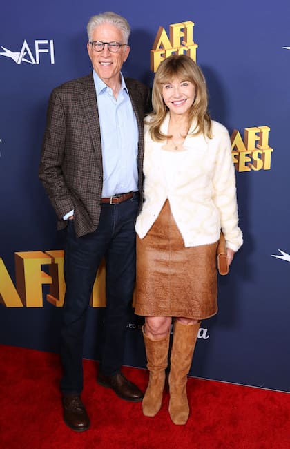 Mary Steenburgen estuvo presente en la premier de The Summer Book, film dirigido por su hijo Charlie McDowell. La actriz fue acompañada por su actual pareja, Ted Danson, y se cruzó con su ex, Malcolm McDowell; de quien está divorciada hace 34 años. La única gran ausente fue Lily Collins, la novia del director, ya que estaba de viaje por Barcelona