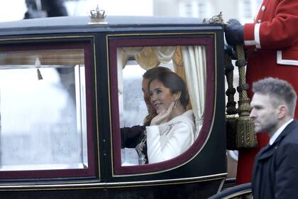 Mary, vestida de blanco al igual que lo hicieron Matilde de Bélgica y Letizia de España en las respectivas proclamaciones de sus maridos, saluda a su pueblo desde la carroza.