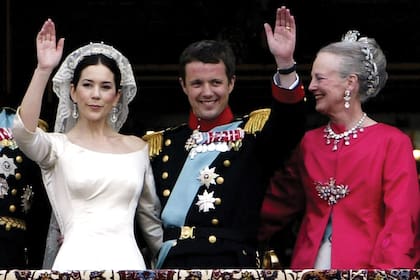 Mary y Federico X de Dinamarca se conocieron en un bar de Sydney, durante los Juegos Olímpicos de 2000 y el flechazo fue instantáneo. Cuatro años después dieron el "sí, quiero" en la Iglesia de Nuestra Señora de Copenhague. 