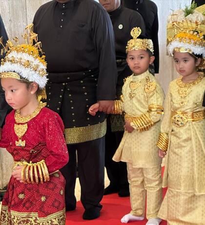 Maryam junto a otros niños de la familia real fueron los encargados de llevarles los obsequios a los novios .