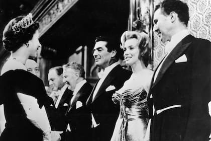 Marylin Monroe en la recepción de la Reina Isabel II en el Palace Film Theatre de Londres después del estreno de la película "Batalla de La Plata", el 29/10/1956