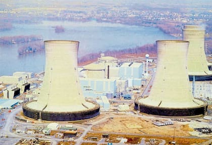 marzo de 1979. La central nuclear de agua a presión Three Mile Island, en EE.UU., sufrió una severa fusión de su núcleo y liberó importante radiactividad. No volvió a funcionar.,abril de 1986. Explotó el reactor 4 de la central de Chernobyl. Liberó 500 veces más material radiactivo que la bomba de H
