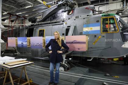 Marzotto en el hangar del Almirante Irízar, junto al helicóptero que lleva provisiones a los habitantes del fin del mundo