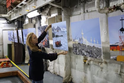Marzotto en pleno montaje de la muestra