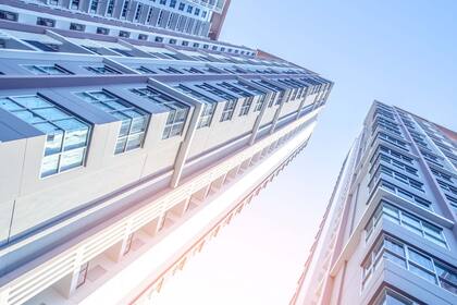 Más accesible, al requerir baja inversión democratiza el acceso al sector