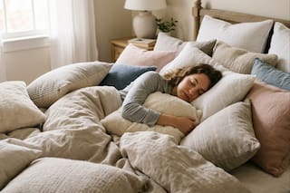 Qué dicen los especialistas del sueño sobre las personas que duermen con muchas almohadas