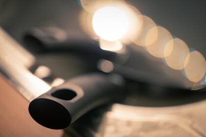 Más allá de la función tradicional para colgar la sartén, este diseño incluye un uso práctico poco conocido (Foto ilustrativa: PIXABAY)