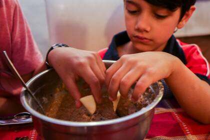 Más allá de la importancia de una buena nutrición, para Claudio se trata de transmitirle a sus hijos el valor de que aprendan a resolver cosas con sus propias manos. "Agarrar los ingredientes y cocinar algo -que para ellos es natural- tiene mucha más fuerza que decir tengo plata, voy al super y