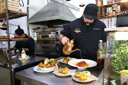 Más allá de la pinsa la carta tiene platos italianos y un guiño a la comida porteña.