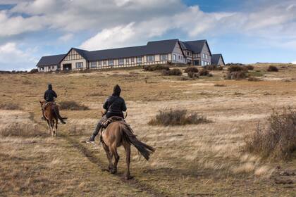 Más allá de la visita a los glaciares, el hotel propone cabalgatas y otras excursiones dentro de la estancia para disfrutar de este paisaje a cargo de los propios guías.