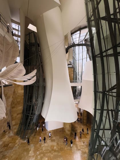 Más allá de las obras exhibidas, el diseño interior del Museo Guggenheim es tan atractivo como el exterior y una obra en sí misma