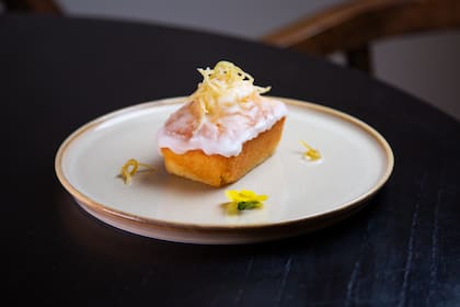 Más allá de los platos fuertes, hay una buena selección de sándwiches y repostería, como un brownie con escamas de sal marina, alfajor de almendras y budín de limón