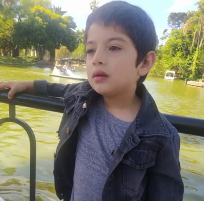 Más allá de los problemas conductuales, su mamá dice que a Elián le gusta jugar con agua y que por esa razón está considerando la posibilidad de que pueda ir a natación.