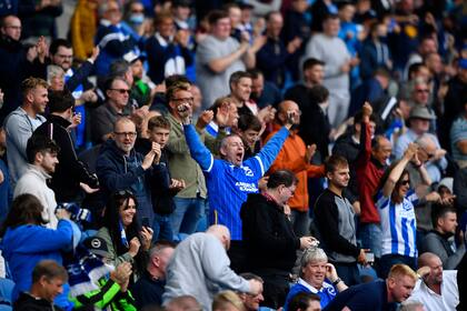 Más allá de los protocolos, la pasión fue ganando protagonismo con el paso de los minutos; parecen juntos, pero los hinchas están lo suficientemente separados.