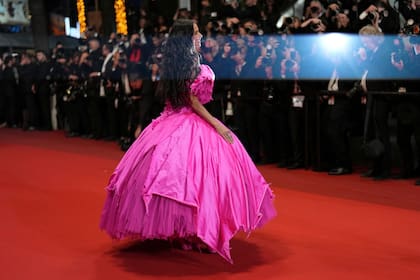 Más allá del evidente glamour de la actriz, su aparición en la alfombra roja abrió fuertes debates en redes sociales. Muchos usuarios expresaron preocupación por su pérdida de peso, lo que encendió discusiones sobre la presión estética en Hollywood