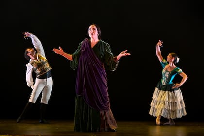 Mas allá del flamenco, el ballet recorre las canciones populares de Manuel de Falla
