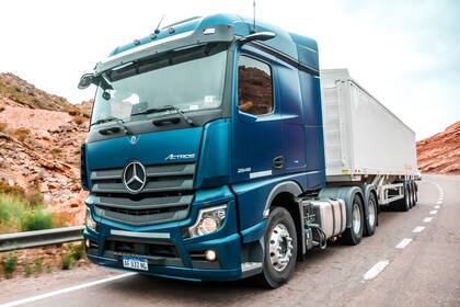 Más alla del imponente tamaño, la cabina aerodinámica del Actros maximiza la eficiencia del vehículo.