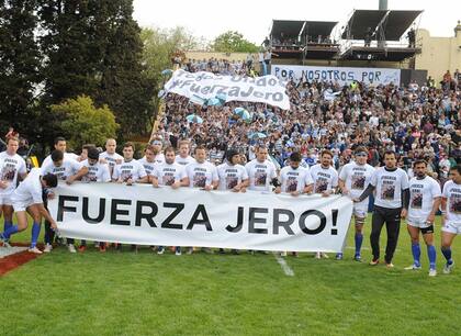 Más allá del partido, el sentimiento por la traumática situación de Bello; la bandera y el respeto, en primer plano