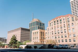 Más allá del salario mínimo de ley, algunas empresas deciden entregar pagas superiores para retener a sus trabajadores; este será el salario mínimo de California