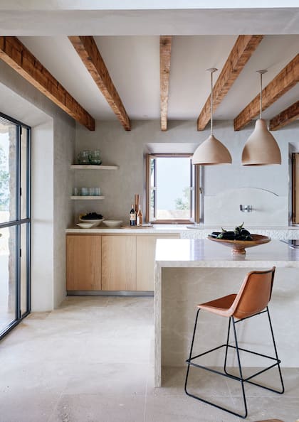 Más baja para un clima más íntimo y una mejor iluminación, la cocina sencilla, práctica y cálida, pero llena de detalles artesanales