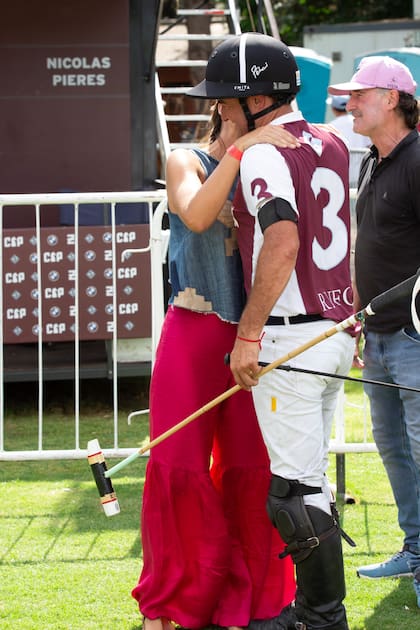 Más besos y abrazos en el palenque de La Zeta Kazak: María José Vercellino saluda a su marido, Pelón Stirling. Detrás se lo ve a Pepe Heguy