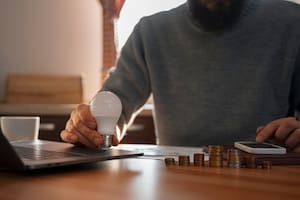 Aumentan las facturas de electricidad durante el invierno en EE.UU.: cómo evitar pagar de más